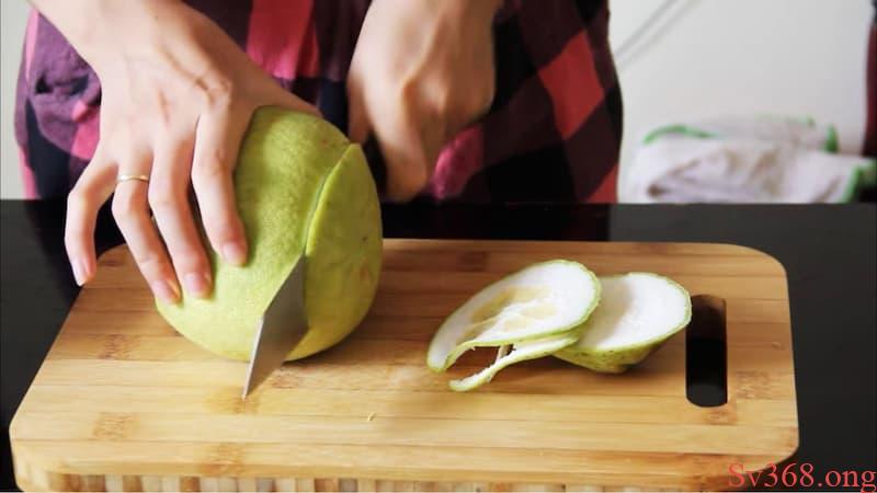 mơ thấy bưởi Mơ thấy đứa bạn thân gọt bưởi cho ăn